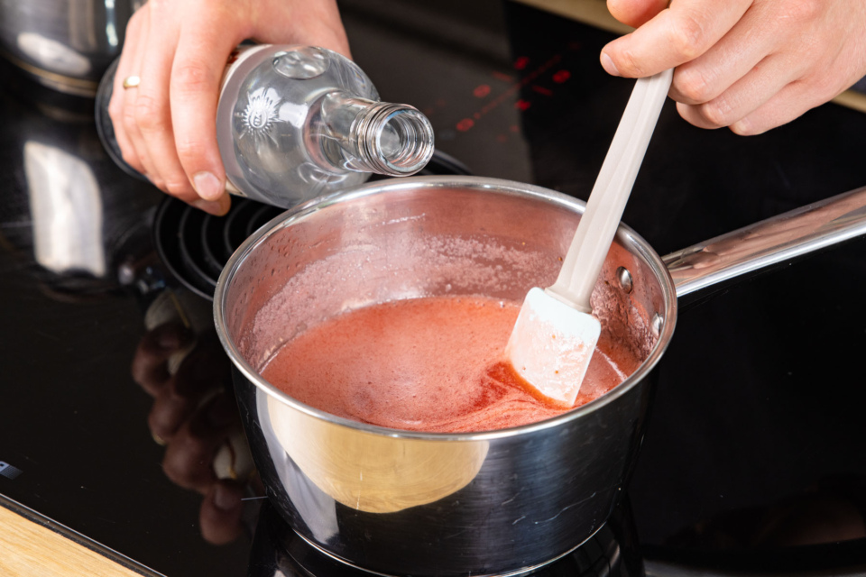 Selbstgemachter Erdbeerlikör mit Rum | Rezept