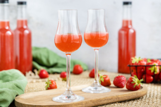Selbstgemachter Erdbeerlikör mit Rum