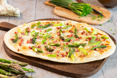 Flammkuchen mit Schinken und grünem Spargel