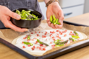 Flammkuchen mit Spargel belegen