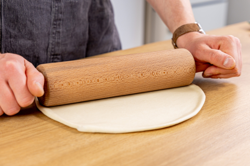 Flammkuchenteig ausrollen