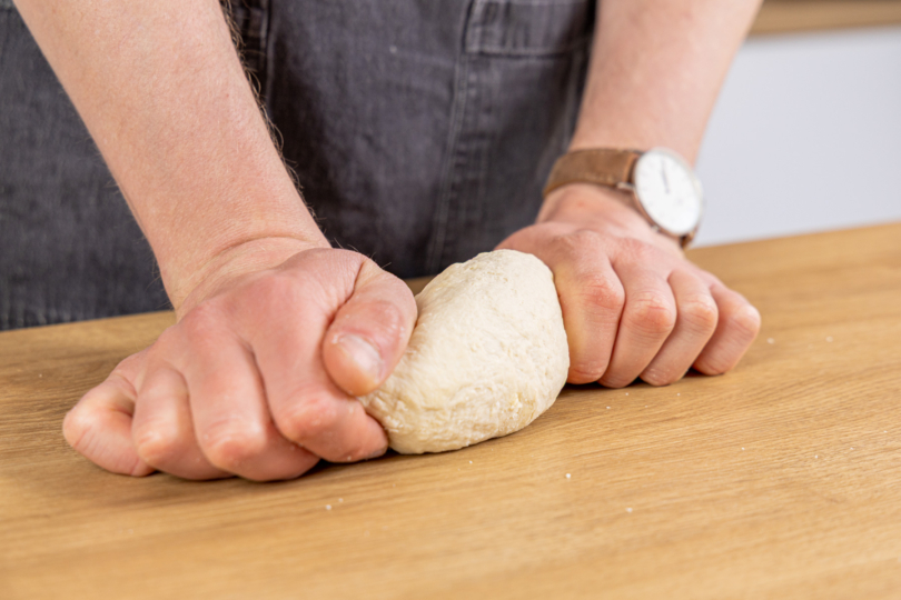Flammkuchenteig kneten