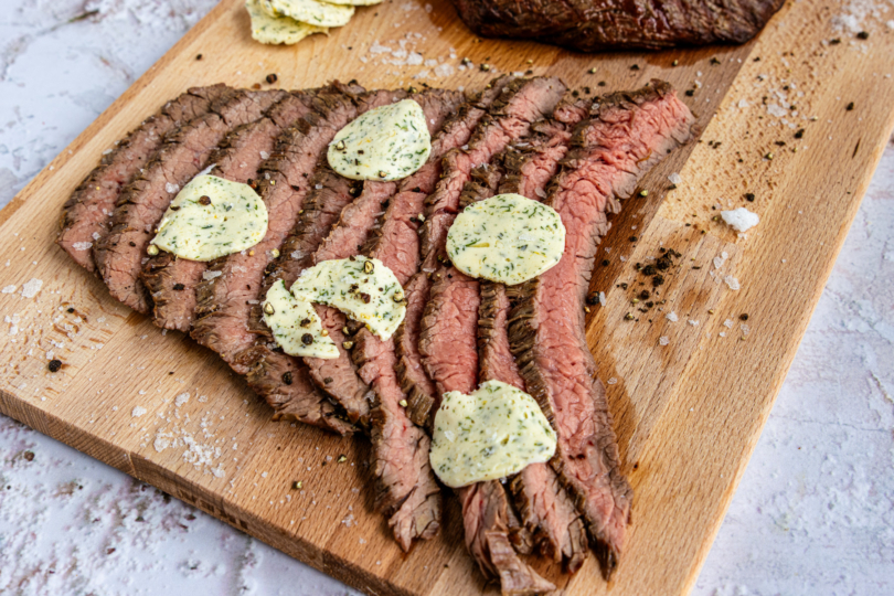 Flanksteak mit Kräuterbutter