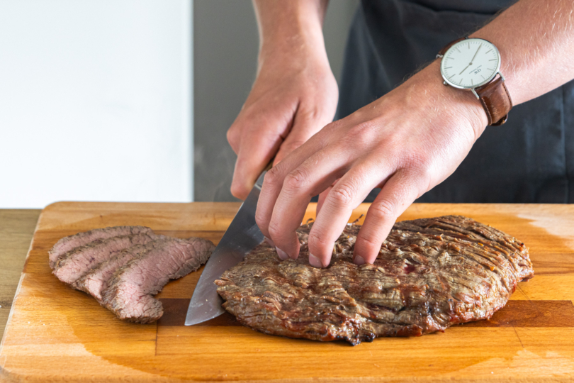 Steak in Scheiben schneiden