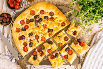 Focaccia Barese mit Kirschtomaten und Oliven