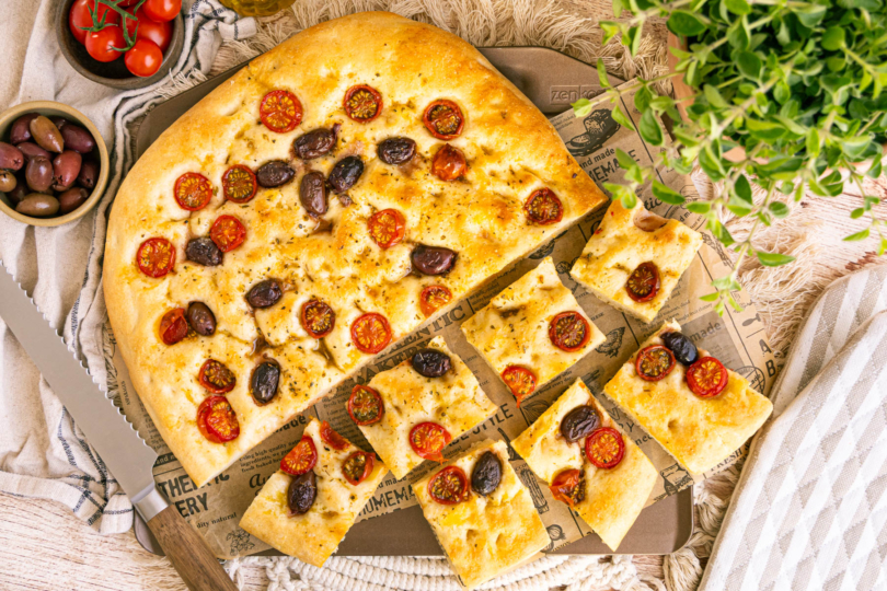 Focaccia Barese mit Kirschtomaten und Oliven