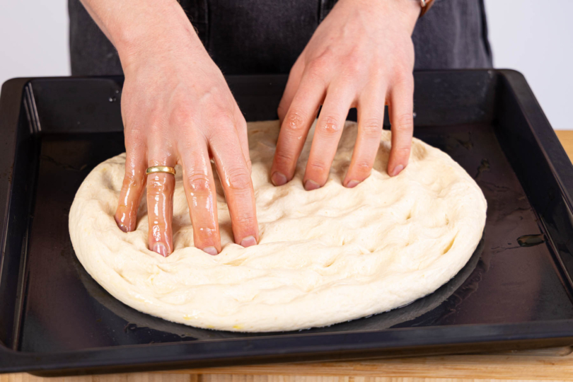 Teig mit den Fingerspitzen formen