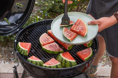 gegrillte Wassermelone mit der Marinade einstreichen