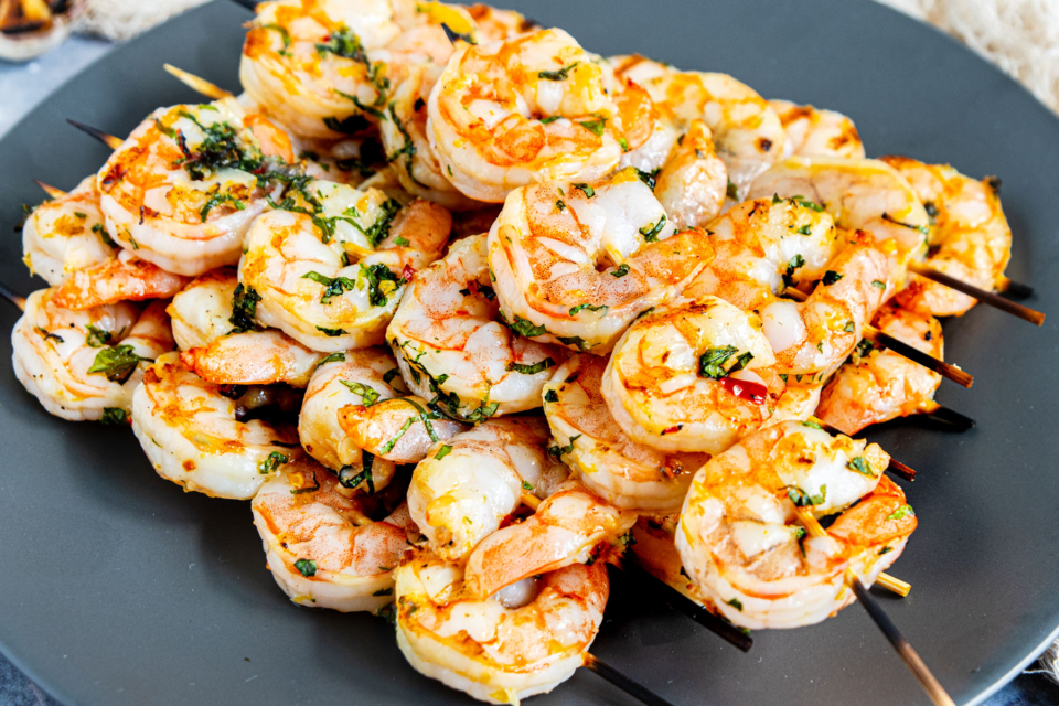 Gegrillte Garnelen mit Knoblauch mariniert