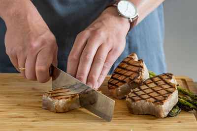 Thunfischsteak schneiden