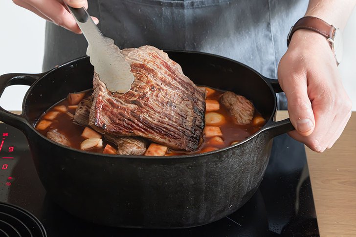 Fleisch in Flüssigkeit schmoren