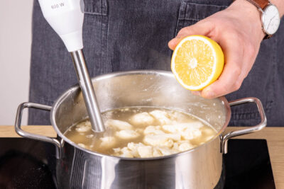 Omas klassische Blumenkohlsuppe pürieren