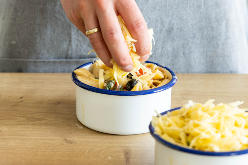 Käse über den Mangoldauflauf geben