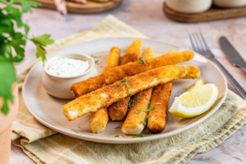 Panierter Spargel mit Dip und Zitrone