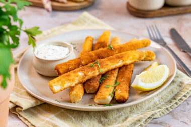 Panierter Spargel mit Dip und Zitrone