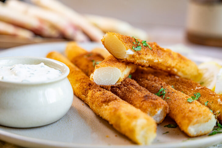 angeschnittener panierter Spargel