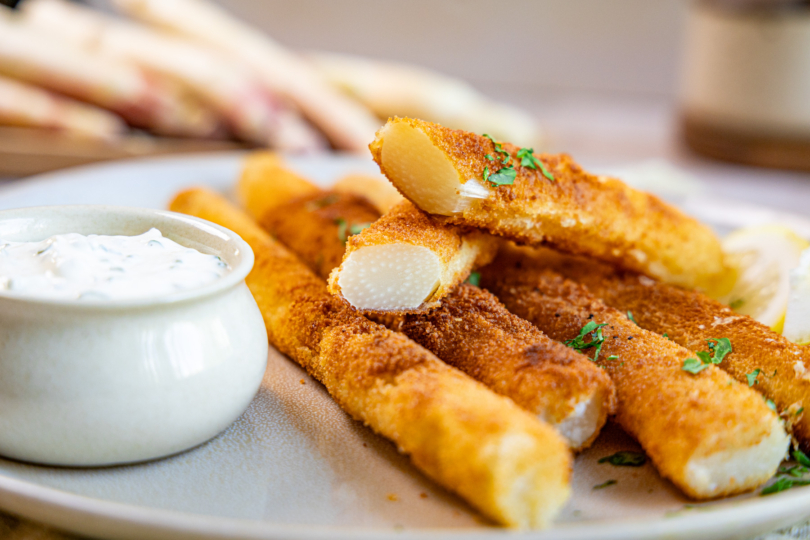 angeschnittener panierter Spargel