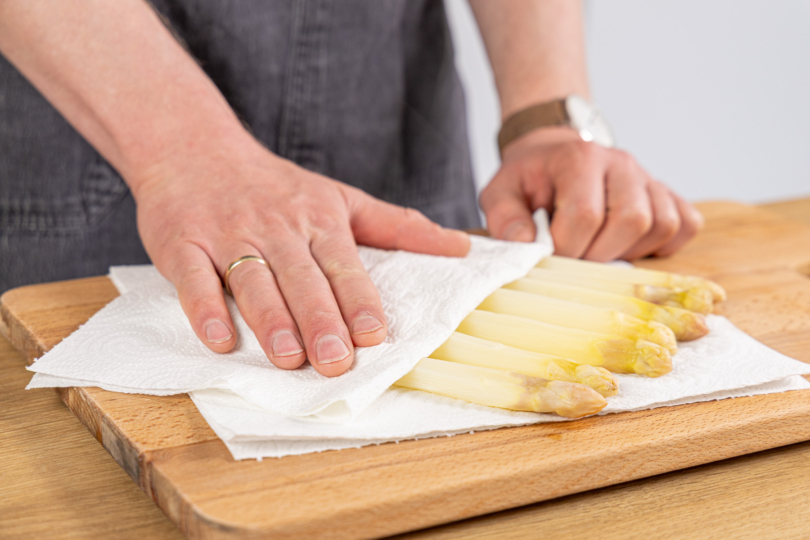 Spargel trocken tupfen