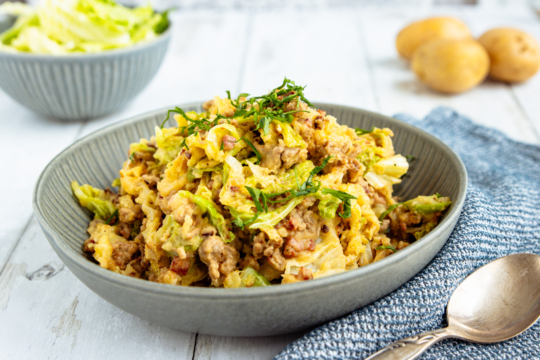 Wirsing untereinander mit Hackfleisch und Kartoffeln