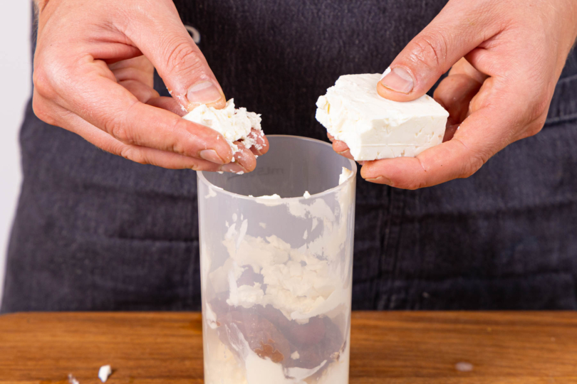 Frischkäse-Feta-Füllung zubereiten