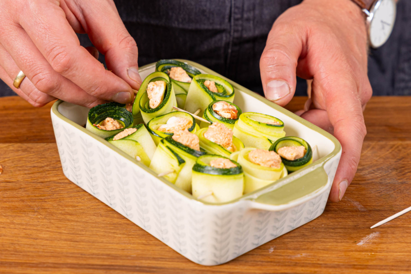 Zucchiniröllchen in die Aufflauffom geben und im Ofen garen