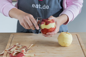 Apfel schälen und schneiden