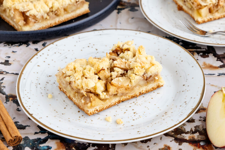 Apfelkuchen mit Hefeteig und Streusel