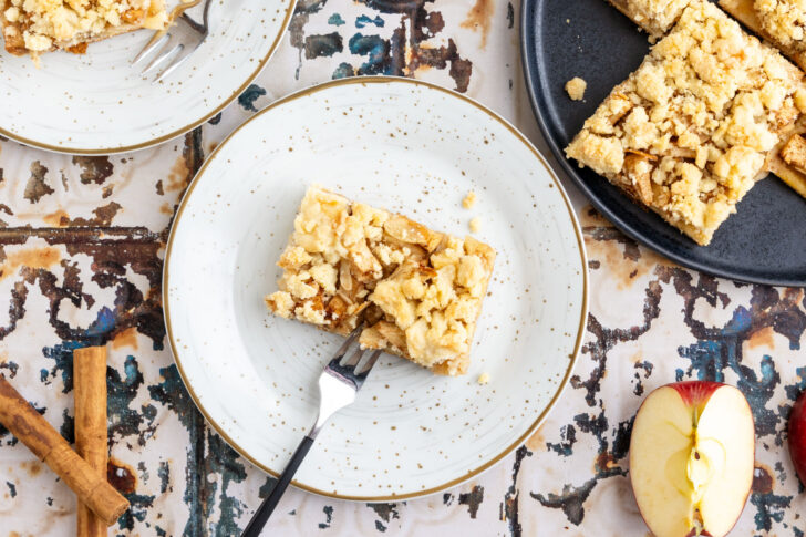 Apfelkuchen mit Hefeteig und Streusel
