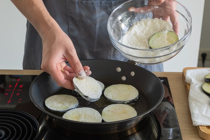 Auberginen für Melanzane alla Parmigiana mehlieren