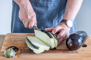 Aubergine in Scheiben schneiden