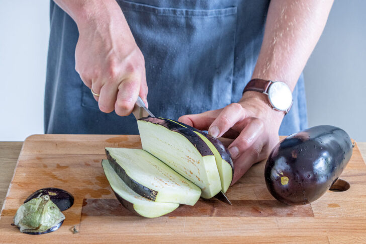 Aubergine in Scheiben schneiden