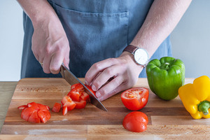 Tomaten in Stücke schneiden