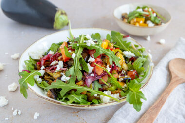 Griechischer Auberginensalat mit Feta