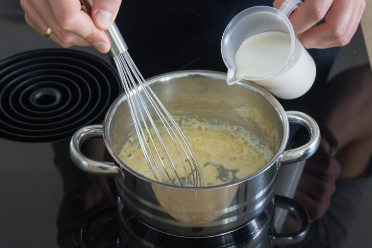 Bechamelsauce für Cannelloni herstellen
