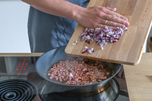 Speck und Zwiebeln anschwitzen