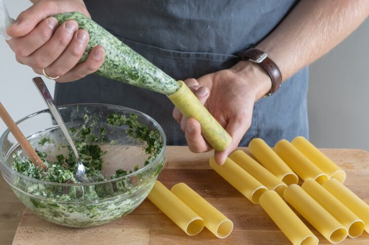 Cannelloni mit Spinat und Ricotta füllen