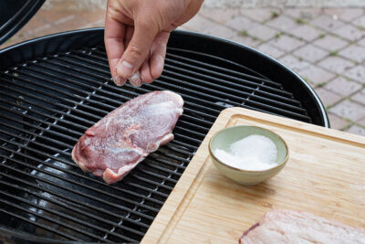Entenbrust auf der Hautseite grille und auf der Fleischseite salzen