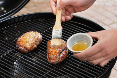Fleisch auf der Fleischseite grillen udn die Hautseite mit Honig bestreichen