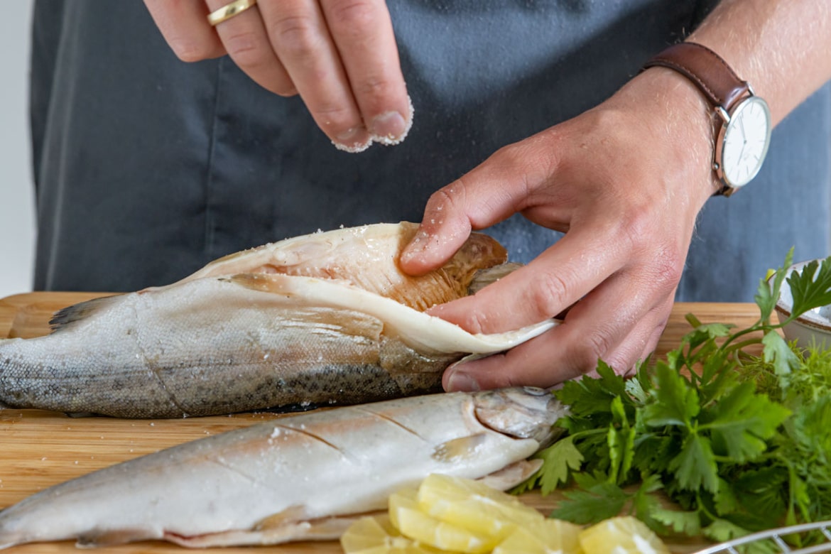 Gefüllte Forelle in Grillzange grillen | Rezept