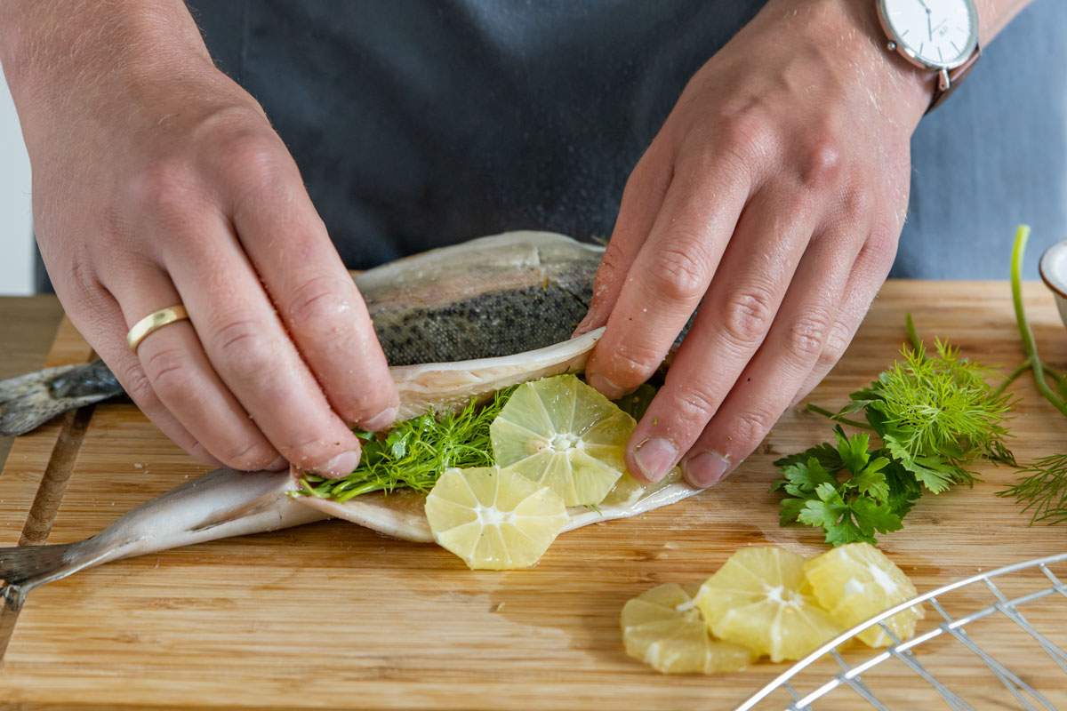 Gefüllte Forelle in Grillzange grillen | Rezept