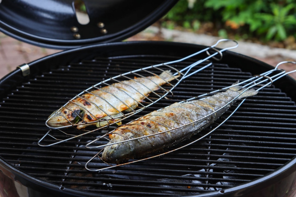 Gefüllte Forelle in Grillzange grillen | Rezept
