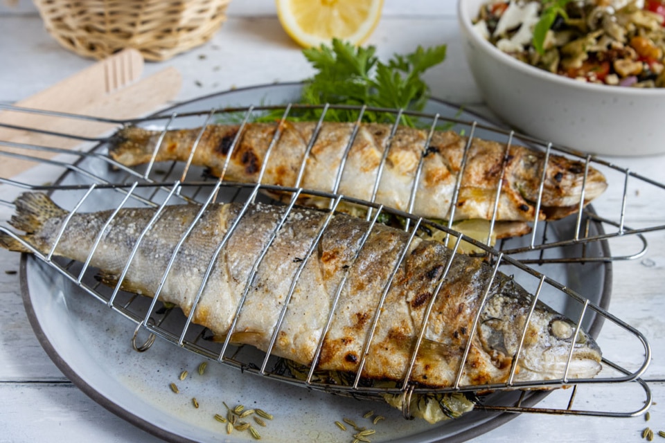 Gefüllte Forelle in Grillzange grillen | Rezept