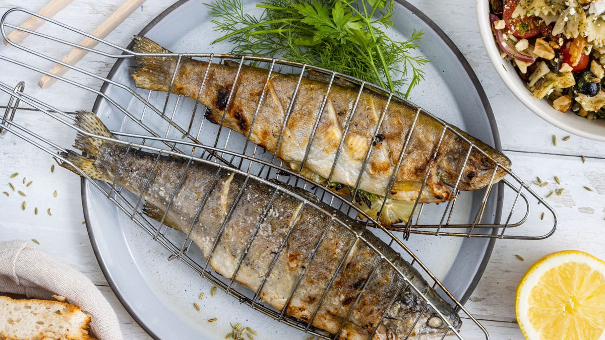 Gefüllte Forelle in Grillzange grillen | Rezept - eat.de