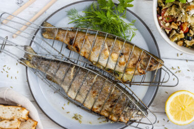 Forelle in Grillzange grillen