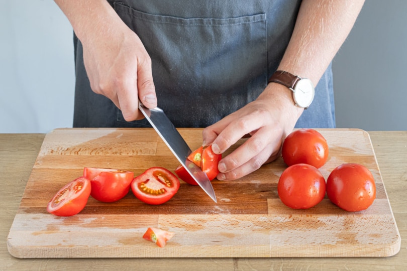 Tomaten säubern, Strunk entferne und in Stücke schneiden