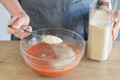 Gazpacho mit Semmelbröseln binden