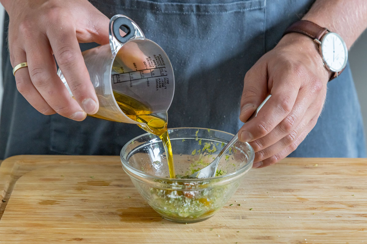 Olivenöl zur Marinade geben