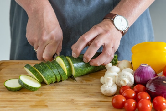 Zucchini in Scheiben schneiden
