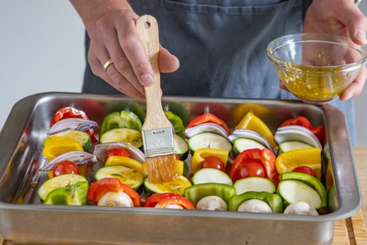 Gemüsespieße mit Marinade einstreichen