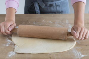 Hefeteig ausrollen